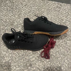 NOBULL Like New (No Box) 8 w/ extra laces